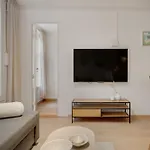 شقة 3 Soverom, Sentralt I Og Moderne Bad