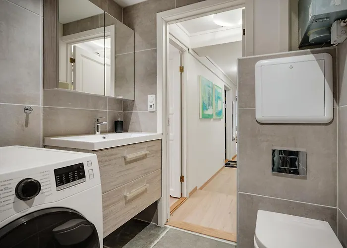 3 Soverom, Sentralt I Og Moderne Bad Appartement *